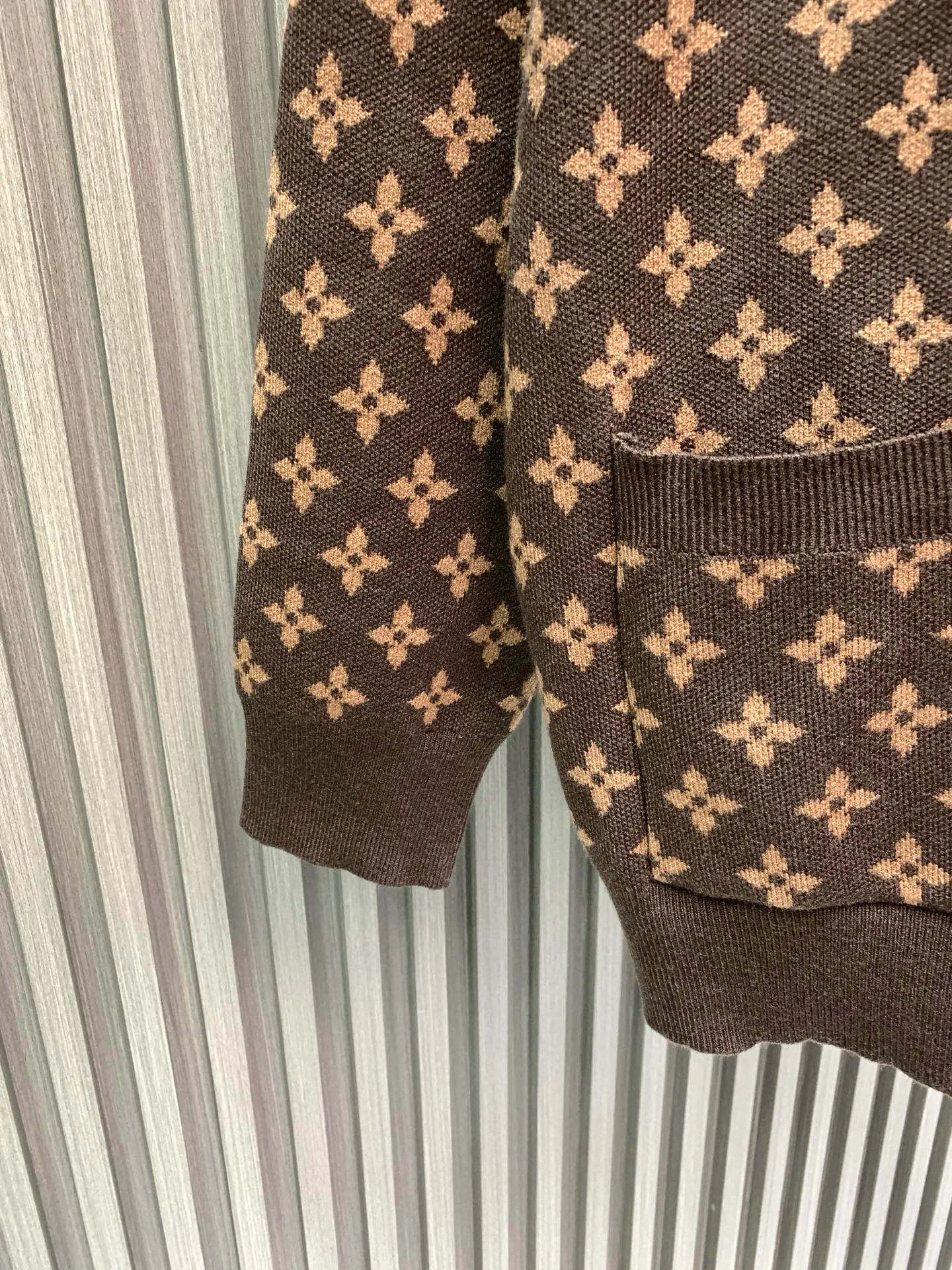 🅿️420 🀄️ Louis Vuitton 1V2025FW new MONOGRAM embroidered presbyopic sheep wool knitted sweater. This knitted sweater is made of soft wool. It uses rich colors to add warmth to cold weather. The full-width MONOGRAM jacquard and the embroidered Doodles pattern from the 23 autumn and winter show set off each other. The texture is delicate and soft, and it has a sense of weight on the hand. It is very thick, breathable and comfortable. The overall body of the clothes gives people a clean and refreshing feeling. It is suitable for wearing in the current season. It is really young and outstanding, fashionable and energetic. The brown color is the same for men and women.